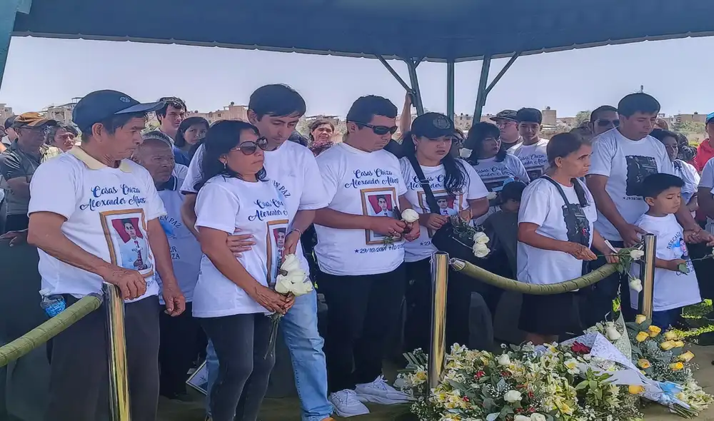 Tras enterrar los restos de las víctimas sus familiares exigien que las muertes no queden impunes. Foto: Sergio Verde LR Tras enterrar los restos de las víctimas sus familiares exigien que las muertes no queden impunes. Foto: Sergio Verde LR