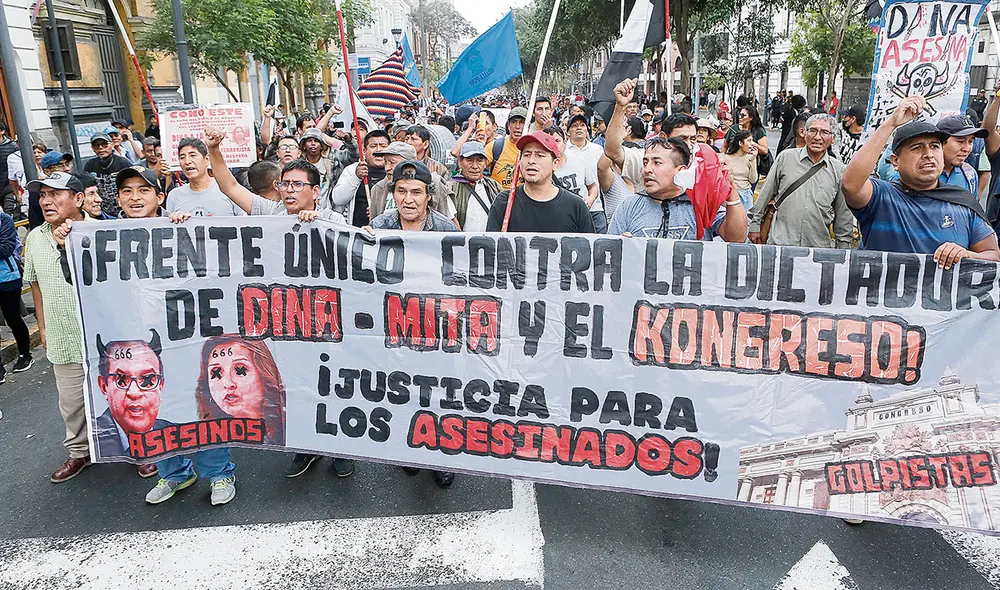 Lima. Los manifestantes salieron desde la plaza San Martín y también desde la plaza Dos de Mayo para rechazar la dictadura. Foto: Marco Cotrina/La República