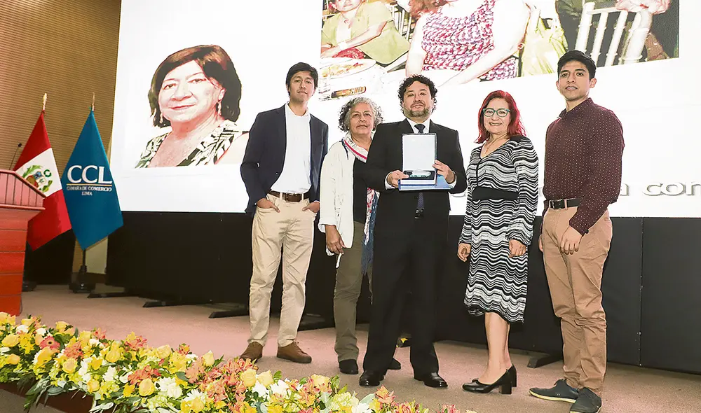 Equipo. Carlos Bessombes recibió el premio en compañía de sus colegas de esta casa editorial. Foto: difusión Equipo. Carlos Bessombes recibió el premio en compañía de sus colegas de esta casa editorial. Foto: difusión