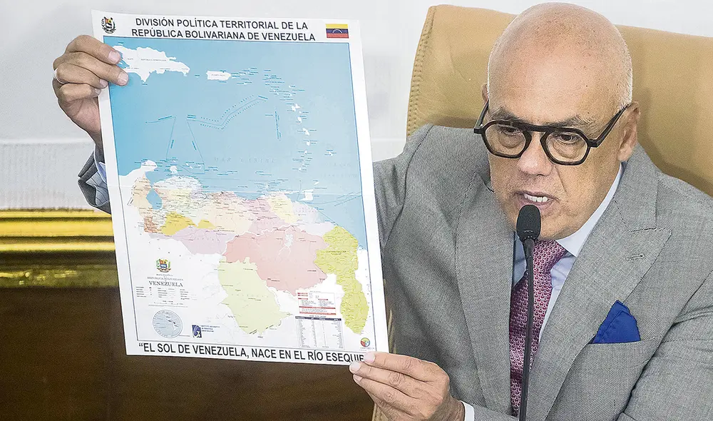 El nuevo mapa. El presidente de la Asamblea Nacional venezolana, Jorge Rodríguez, muestra un mapa al gusto de Maduro. Foto: EFE El nuevo mapa. El presidente de la Asamblea Nacional venezolana, Jorge Rodríguez, muestra un mapa al gusto de Maduro. Foto: EFE