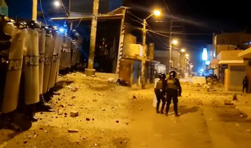 La PNP aseguró haber encontrado un dispositivo artesanal (hondas) entre las pertenencias de los manifestantes. Foto: composición LR/ Óscar Chumpitaz La PNP aseguró haber encontrado un dispositivo artesanal (hondas) entre las pertenencias de los manifestantes. Foto: composición LR/ Óscar Chumpitaz