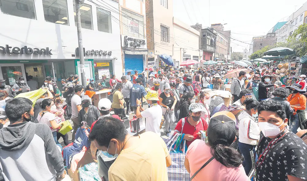 Aglomeración. Ciudadanos acuden a los emporios comerciales para sus compras por fiestas. Formales exigen más control. Foto: difusión
