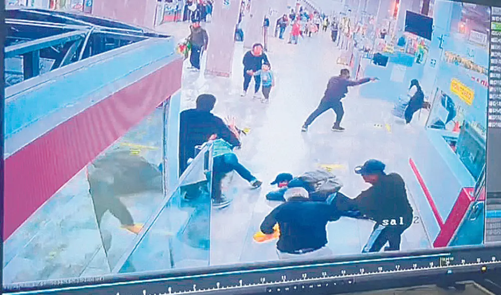 Asalto. Sujetos armados ingresaron al terminal de Yerbateros y robaron de todo a pasajeros. Foto: difusión