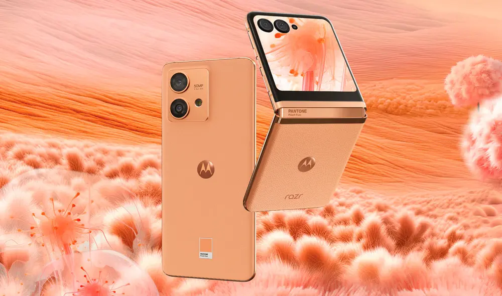 El razr 40 ultra y el edge 40 neo en su color melocotón suave o PANTONE 13-1023 Peach Fuzz. Foto: Motorola