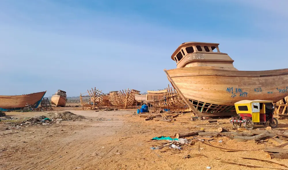 Astillero clandestino en Piura, donde se construyen embarcaciones para la pesca artesanal, cuyos propietarios capturan sin autorización. Foto: La República