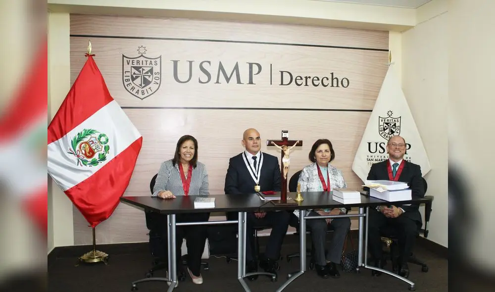 En 2018, Pedro Hernández obtuvo su grado de maestría. En el jurado estuvo Lourdes Flores Nano en el extremo derecho. En la izquierda se encuentra HernándezFoto: USMP Florez