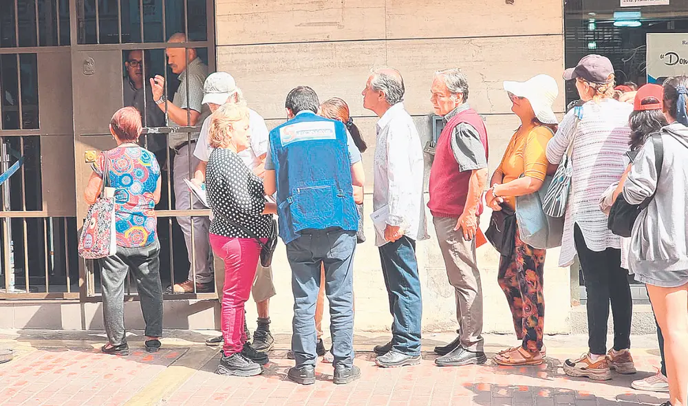 Forman larga cola. No es necesario ir a la Secretaría Técnica, desde el miércoles 20 podrán revisar en su página web si se encuentran en el padrón. Foto: La República
