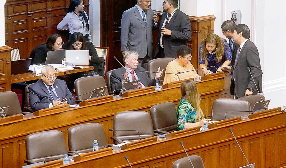 Promotores. Los congresistas Martha Moyano y Eduardo Castillo son parte del bloque de parlamentarios artífices de las contrarreformas aprobadas en el Pleno. Foto: Félix Contreras/La República