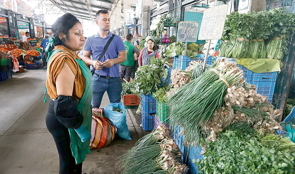 Similitud. Tanto el BCRP como el MEF prevén que la tasa de infl ación general retornará al rango meta en los próximos meses. Foto: difusión