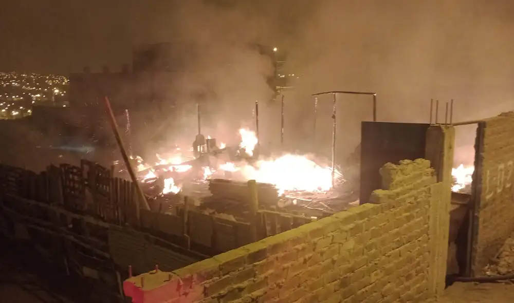 Fuerte incendio se registra en horas de la madrugada en carpintería. Foto: difusión