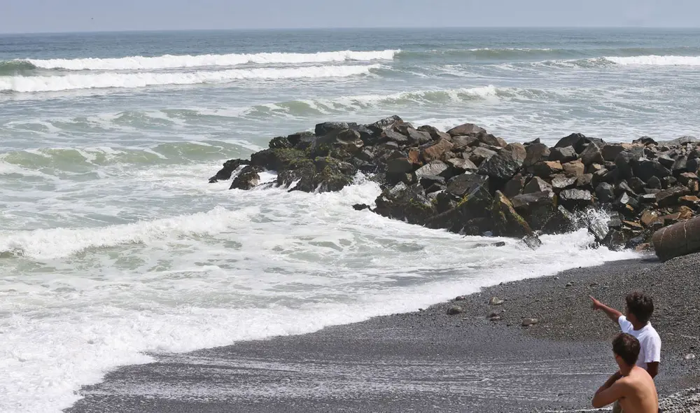 Uno de los destinos favoritos para las personas es la playa como las de Huarmey. Foto: Andina