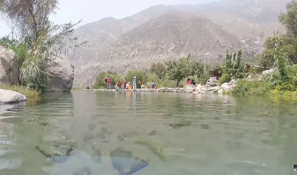 Los niños pagan S/3 para ingresar al manantial cerca a Lima. Foto: MarkoTk/YouTube