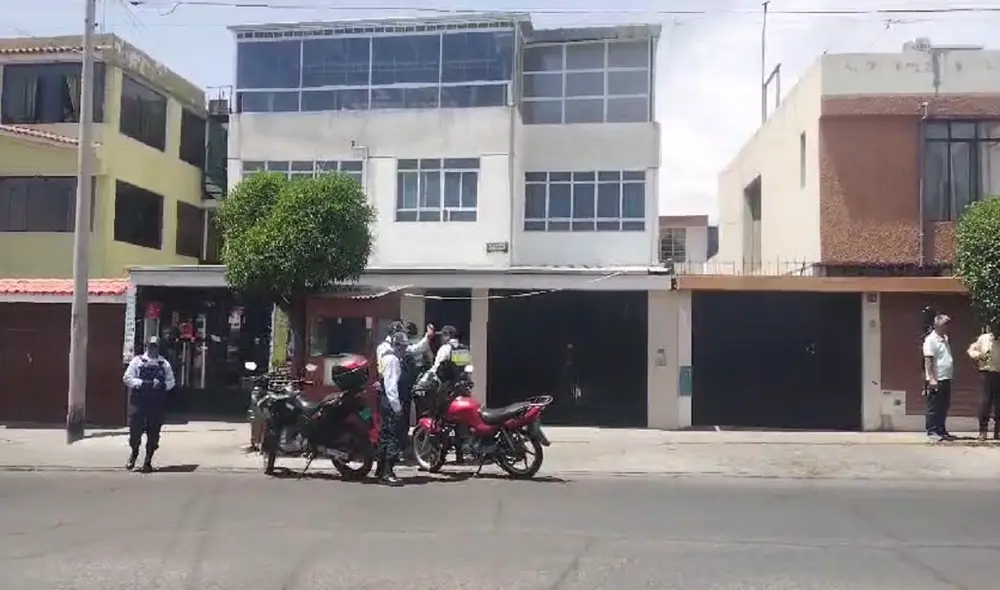 Policía investiga asalto a ciudadano en pleno cercado de Arequipa. Foto: HBA noticias Policía investiga asalto a ciudadano en pleno cercado de Arequipa. Foto: HBA noticias