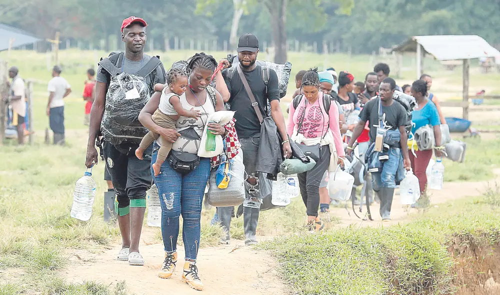 Travesía. Familias haitianas llegan a un campamento en Colombia y se alistan a cruzar la peligrosa selva del Tapón del Darién. Foto: EFE