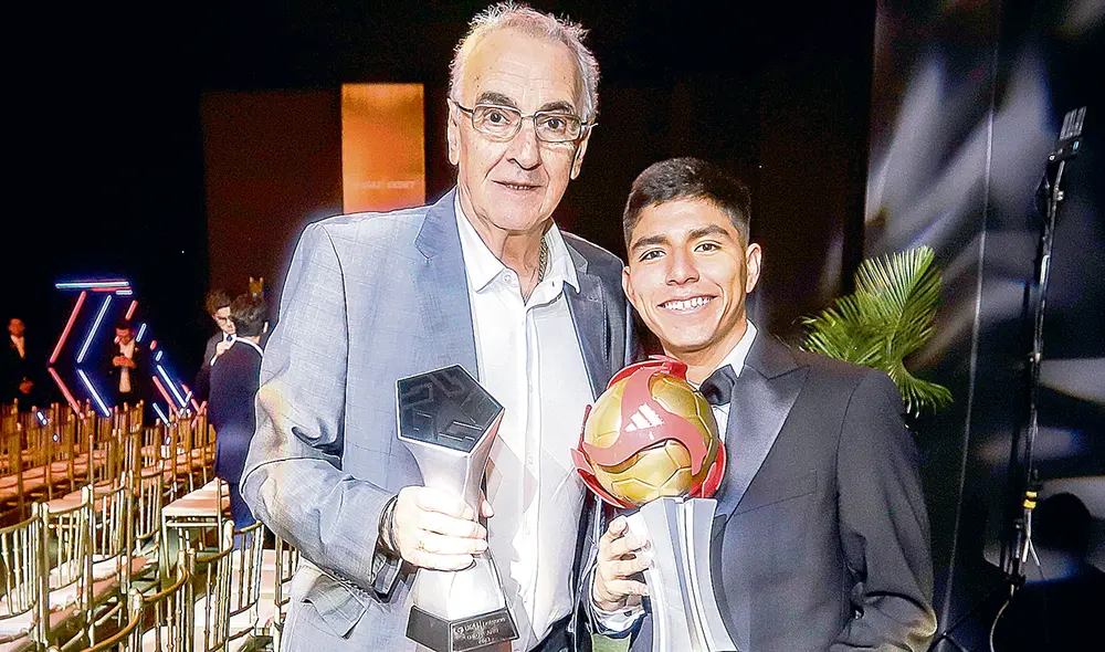 Jorge Fossati y Piero Quispe en las premiaciones de la Liga 1 2023. Foto: difusión