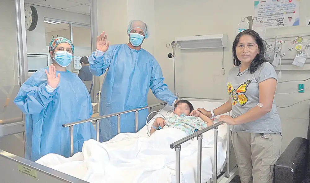 Acto de amor. Thiago recibió el riñón de su mamá Isela para que pueda seguir con vida. Personal de salud apoyó decisión. Foto: difusión Acto de amor. Thiago recibió el riñón de su mamá Isela para que pueda seguir con vida. Personal de salud apoyó decisión. Foto: difusión