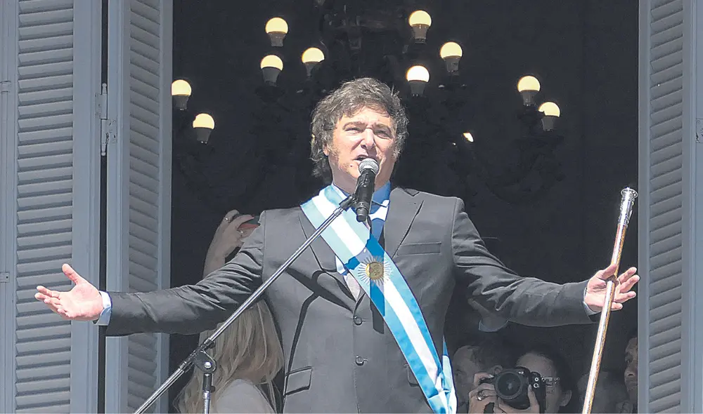 Libertario. El presidente Javier Milei saluda y pide confianza a sus simpatizantes, pero en la calle aumentan las protestas. Foto: EFE Libertario. El presidente Javier Milei saluda y pide confianza a sus simpatizantes, pero en la calle aumentan las protestas. Foto: EFE