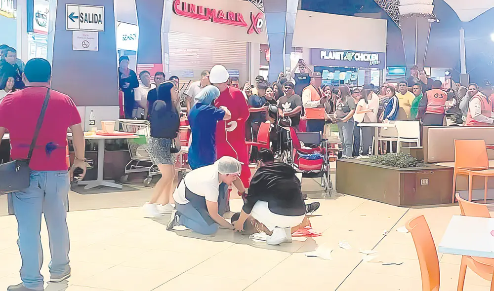 Una de las víctimas yace tendida en el patio de comidas del Mall Plaza. Recibía primeros auxilios mientras esperaba ser trasladada a un centro asistencial. No sobrevivió. Fotos: difusión