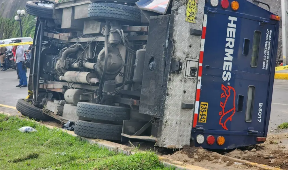 La PNP investiga las causas del accidente en la Costa Verde. Foto: Rosario Rojas / URPI-LR