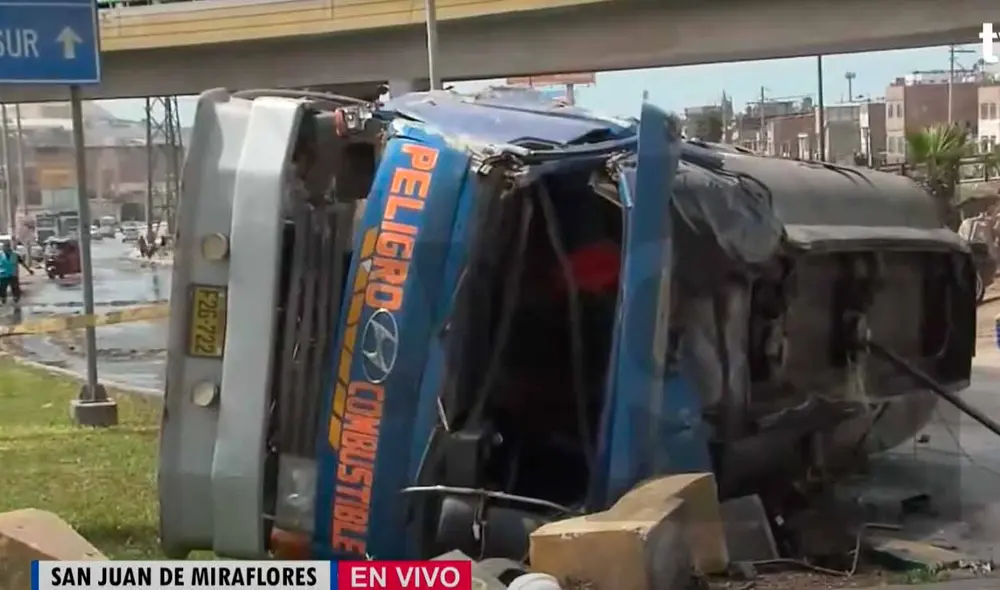 Camión cisterna derramó petróleo en la pista tras accidente. Foto: Tv Perú Camión cisterna derramó petróleo en la pista tras accidente. Foto: Tv Perú