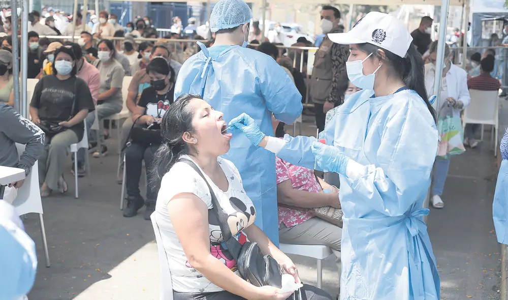 Control. El centro de diagnóstico y descarte en el Campo de Marte recibe a cientos cada día. Foto: Marco Cotrina / La República Control. El centro de diagnóstico y descarte en el Campo de Marte recibe a cientos cada día. Foto: Marco Cotrina / La República