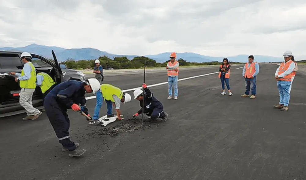 MTC inspecciona pista de aterrizaje y encuentra muchas deficiencias. Foto: La República MTC inspecciona pista de aterrizaje y encuentra muchas deficiencias. Foto: La República