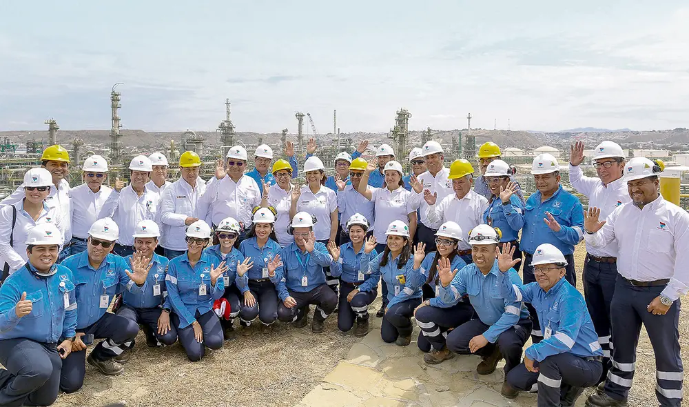 Espaldarazo político a la estatal. Dina Boluarte, ministros de Estado y funcionarios de Petroperú, durante la ceremonia de operación plena de la NRT. Foto: difusión Espaldarazo político a la estatal. Dina Boluarte, ministros de Estado y funcionarios de Petroperú, durante la ceremonia de operación plena de la NRT. Foto: difusión