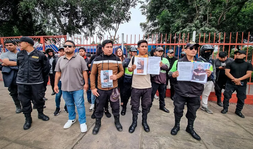Serenos exigen el pronunciamiento del alcalde, quien prometió equiparlos con implementos de seguridad tras el asesinato de 2 trabajadores. Foto: Bella Alvites/La República. Serenos exigen el pronunciamiento del alcalde, quien prometió equiparlos con implementos de seguridad tras el asesinato de 2 trabajadores. Foto: Bella Alvites/La República.