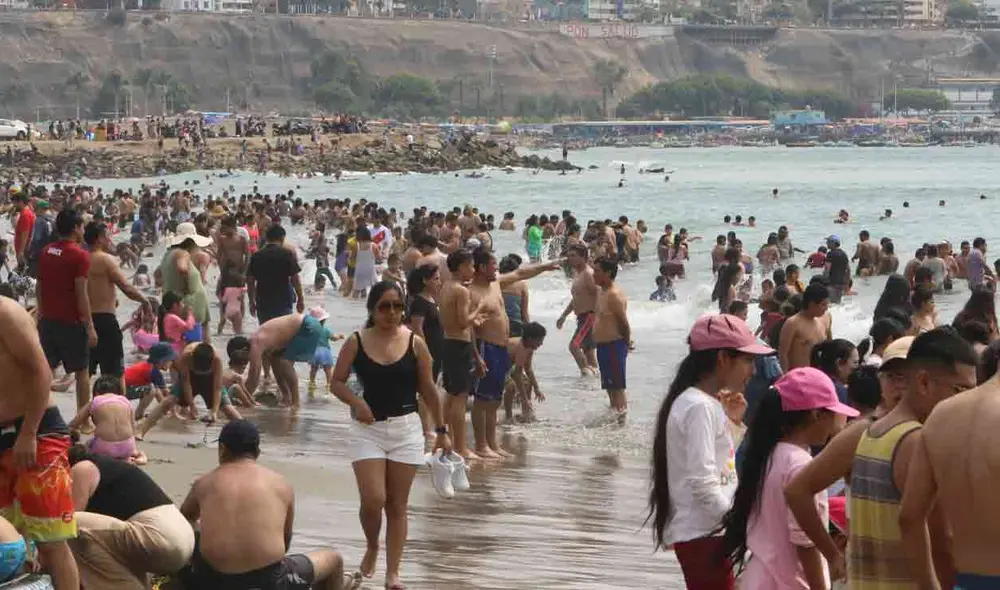 La Municipalidad de Chorrillos implementa nuevas medidas de seguridad y limpieza en la playa Agua Dulce. Foto: Andina