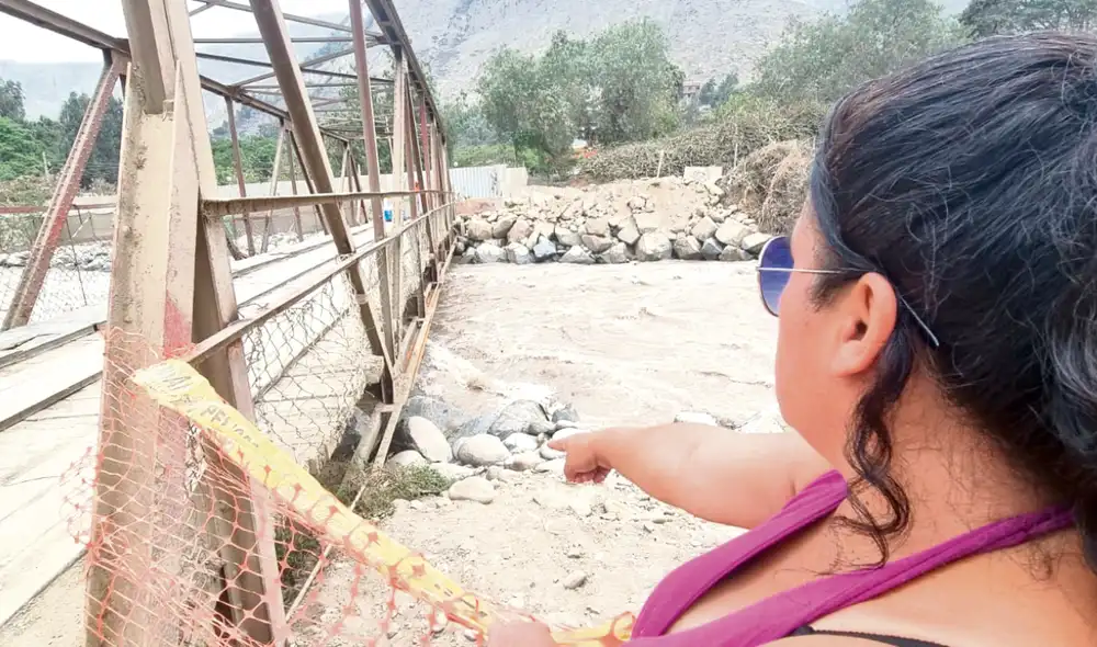Crecida del río Rímac. Pobladores alertan de que el caudal viene carcomiendo la parte baja del puente Huampaní. Temen su colapso y quedar aislados. Foto: difusión Crecida del río Rímac. Pobladores alertan de que el caudal viene carcomiendo la parte baja del puente Huampaní. Temen su colapso y quedar aislados. Foto: difusión