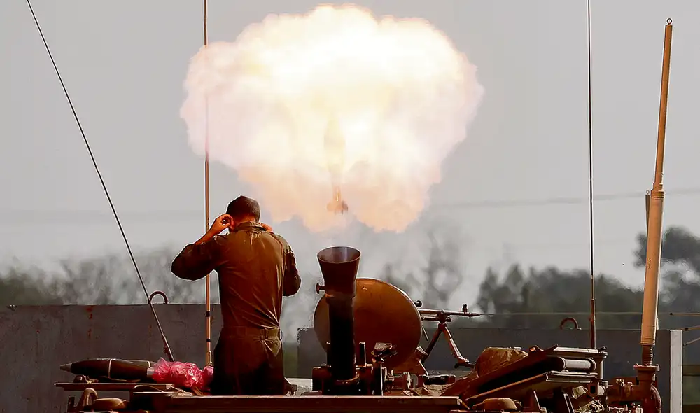 Constante ofensiva. Soldados israelíes atacan con mortero en una zona cercana a la Franja de Gaza. Foto: EFE Constante ofensiva. Soldados israelíes atacan con mortero en una zona cercana a la Franja de Gaza. Foto: EFE