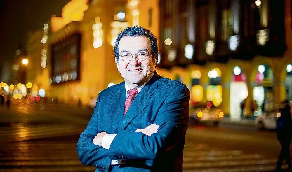 Lima. Frente a la Municipalidad de Lima, donde inició su trabajo político con Alfonso Barrantes. Foto: difusión Lima. Frente a la Municipalidad de Lima, donde inició su trabajo político con Alfonso Barrantes. Foto: difusión