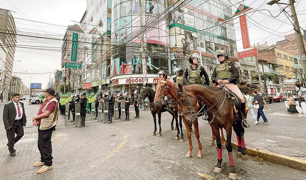Despliegue. La PNP tomó el control de un sector de Gamarra. ¿Por cuánto tiempo será ahora? Foto: difusión