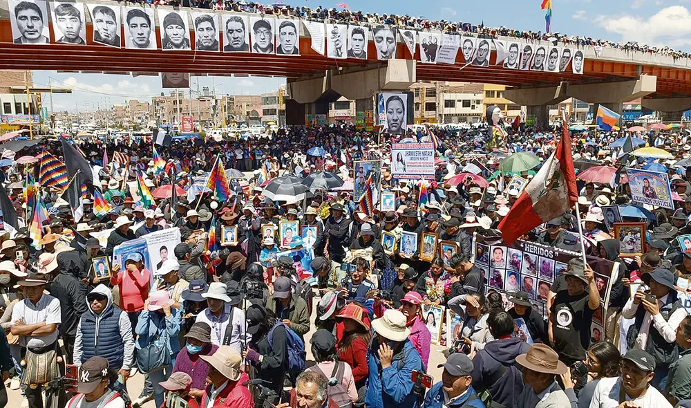 A toda voz. Una jornada de dolor, de indignación y de pedido de justicia se vivió en Juliaca. Foto: Liubomir Fernández / La República A toda voz. Una jornada de dolor, de indignación y de pedido de justicia se vivió en Juliaca. Foto: Liubomir Fernández / La República