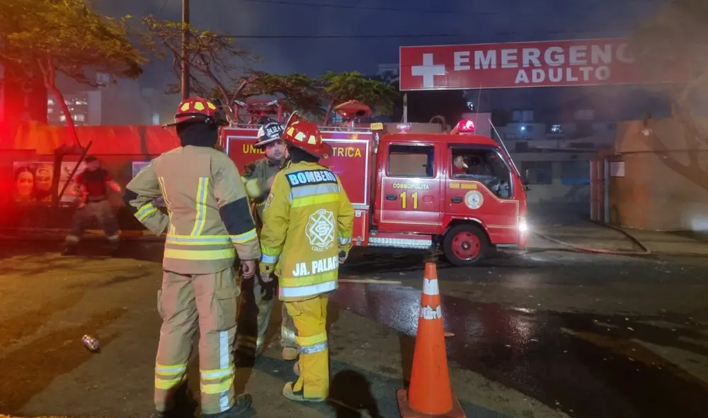 Bomberos realizaron denodados esfuerzos para controlar el incendio- Foto y video: La República