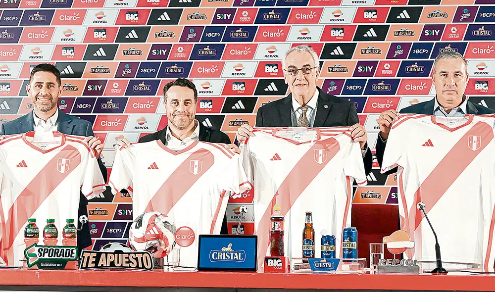 No viene solo. Jorge Fossati en la presentación acompañado por los miembros de su comando técnico: Sebastián Avellino, Leonardo Martins y Gonzalo Gutiérrez. Foto: difusión