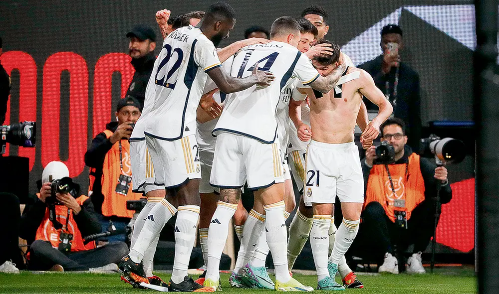 Celebran. La Casa Blanca y el festejo del plantel tras el gol que decretó el triunfo en el derbi. Foto: EFE