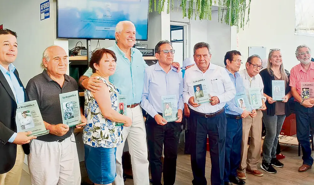 Compañeros. Erick Bazán, Virgilio Grajeda, Marlene Wu, Gustavo Mohme, Juan Soto, Carlos Castro, Pedro Escribano, Edmundo  Cruz, Daniela Bibolini, Roberto Ochoa y José Huapaya. Merecida distinción a cada uno de ellos. Foto: difusión