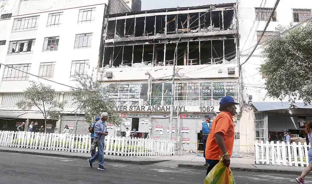 Escombros. Así quedó galería Ever Star tras siniestro que se originó en horas de la noche del martes. Hay pérdidas millonarias. Foto: Marco Cotrina / La República