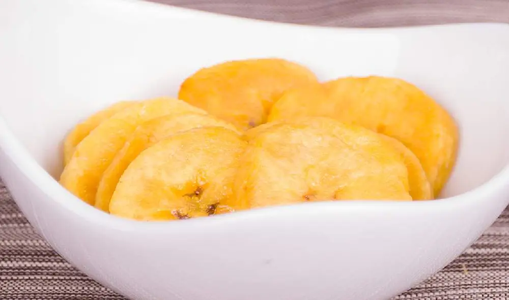 Los chifles son un snack elaborado con plátano frito. Foto: Taste Atlas