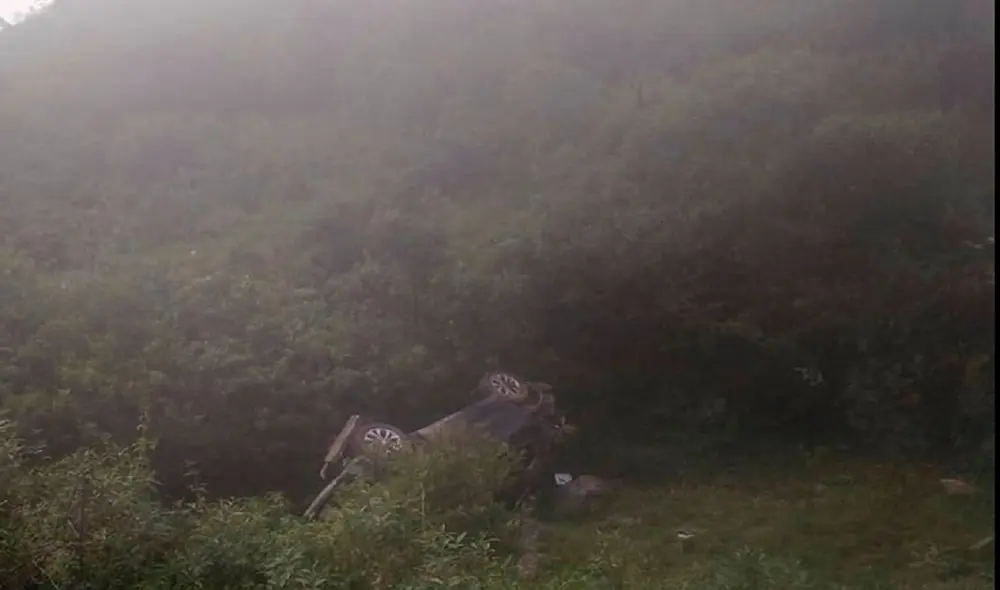 Vehículo cayó a abismo y dejó a 2 personas muertas y 3 heridos. Foto: Huanca York Times Vehículo cayó a abismo y dejó a 2 personas muertas y 3 heridos. Foto: Huanca York Times