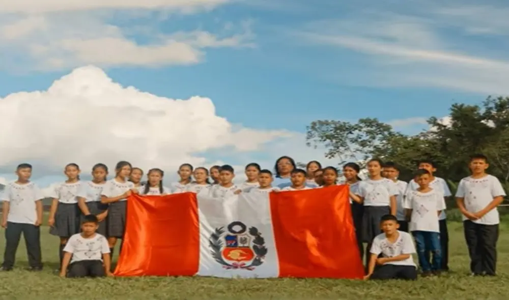 Alumnos pidieron apoyo a la comunidad para cantar el himno nacional en yine. Foto: Andina Alumnos pidieron apoyo a la comunidad para cantar el himno nacional en yine. Foto: Andina