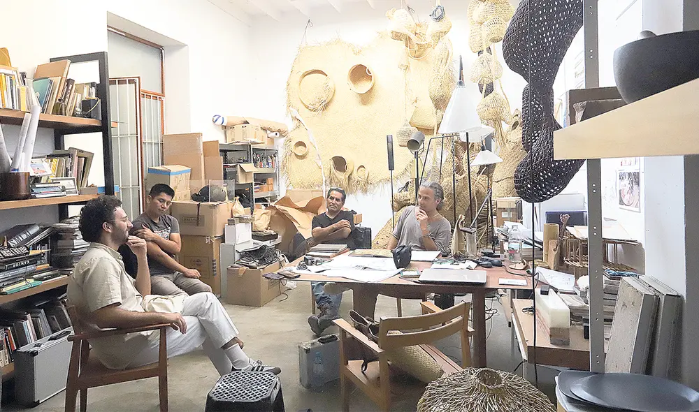 En el estudio. Lucas Cornejo, Gino Goicochea, Roberto Román y Rafael Freyre conversando. Foto: Daria Peña / La República