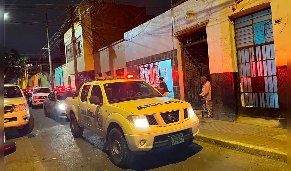 Agentes de la PNP realizan las diligencias para confirmar responsabilidad de la tutora de la víctima. Foto: Andrea Jara/La República