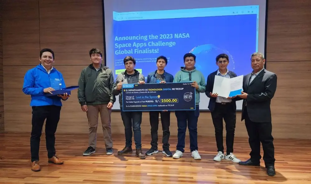 Tecsuo también premió a los flamantes estudiantes. Foto: Andina Tecsuo también premió a los flamantes estudiantes. Foto: Andina