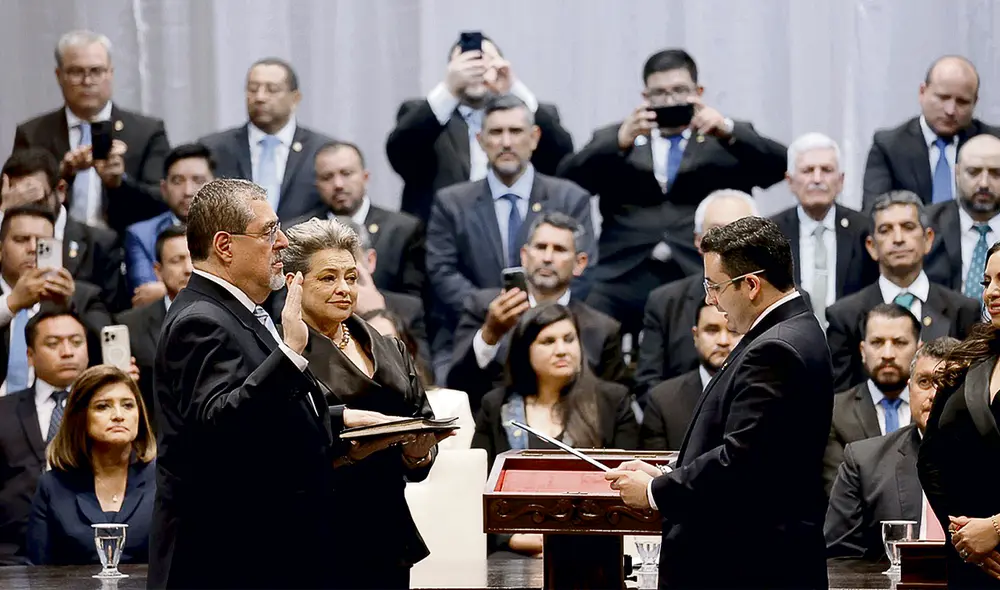 El acto protocolar de asunción de mando se llevó a cabo en el Teatro Nacional Miguel Ángel Asturias casi a la una de la mañana, hora local de Guatemala. Foto: difusiòn