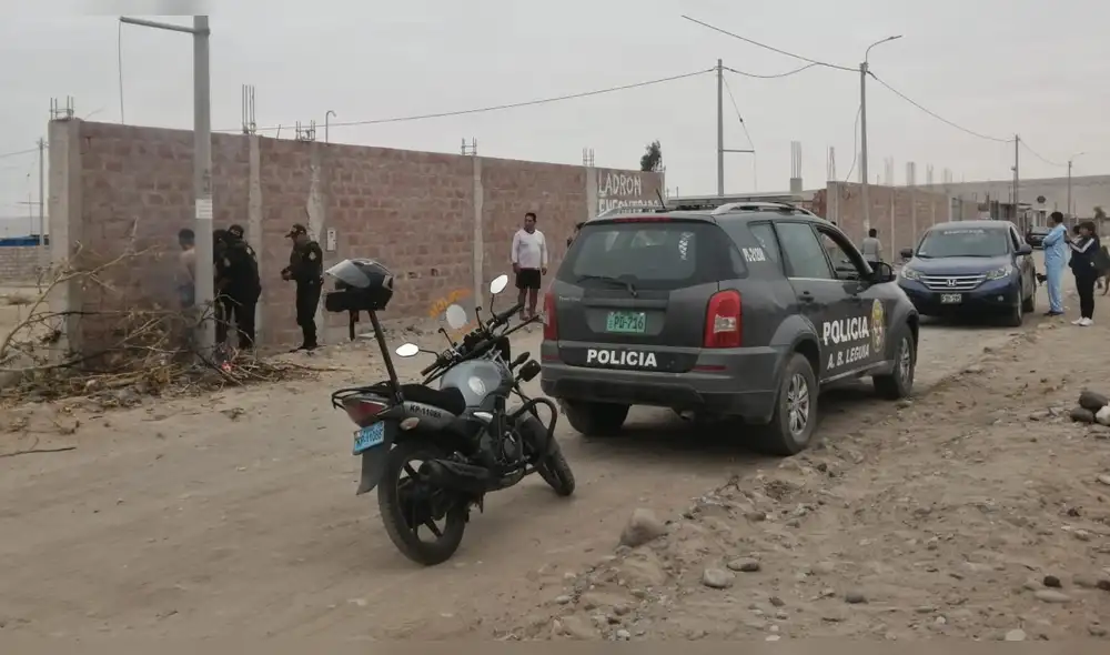 La Policía lo desató y llevó en un patrullero a la comisaría. Foto: Liz Ferrer/La República