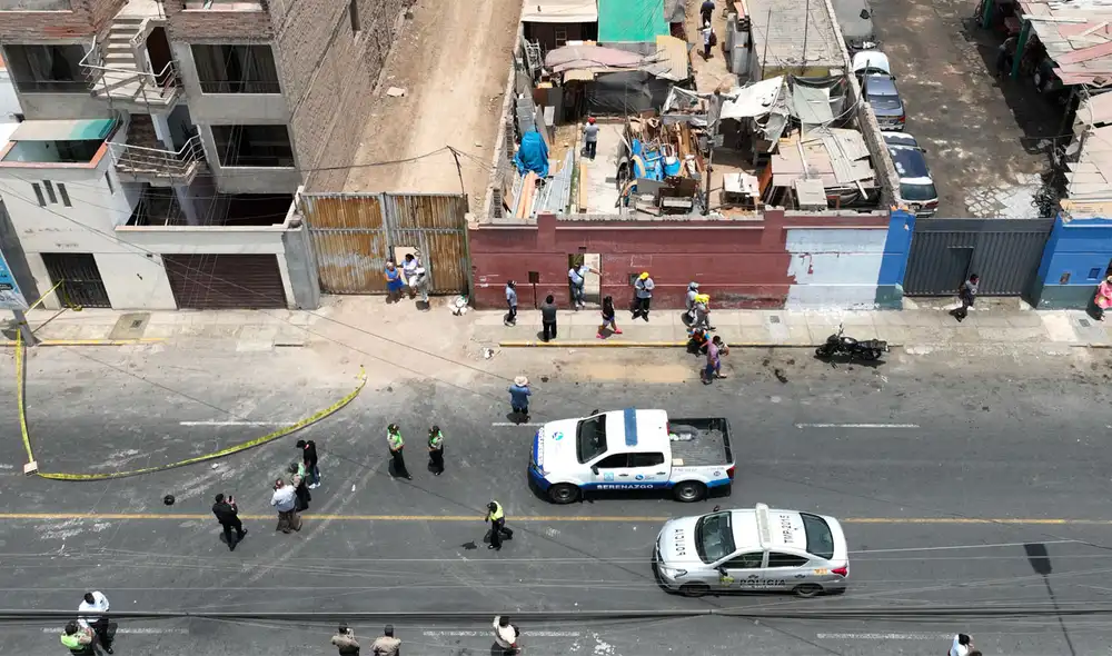 Agentes de la PNP cercaron la zona aledaña al terreno en disputa. Foto: Mirian Torres/La República Agentes de la PNP cercaron la zona aledaña al terreno en disputa. Foto: Mirian Torres/La República