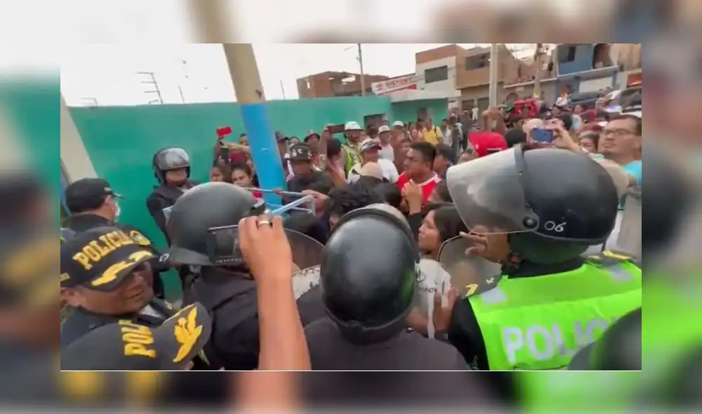 Un grupo de residentes se aglomeró para tratar de hacer justicia con sus propias manos. Foto: Rosario Rojas / La República