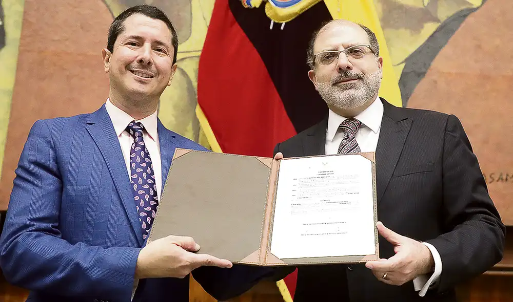El dato. El presidente de la Asamblea Nacional de Ecuador, Henry Kronfle, entrega un reconocimiento a José Luis Calderón (izq.) por su valor. La distinción es también para sus colegas. Foto: EFE
